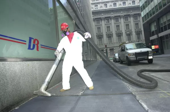 Un trabajador aspira los escombros en el centro de la ciudad de Manhattan el 15 de septiembre de 2001, tras los atentados terroristas del 11 de septiembre. Un trabajador aspira los escombros en el centro de la ciudad de Manhattan el 15 de septiembre de 2001, tras los atentados terroristas del 11 de septiembre. - Sputnik Mundo