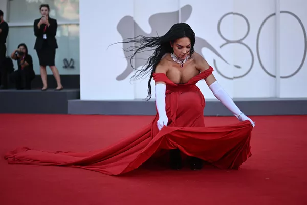 Georgina Rodríguez, la pareja del futbolista Cristiano Ronaldo, posa en la edición 80 del Festival de Cine de Venecia. - Sputnik Mundo