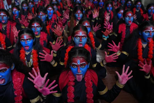 Estudiantes de un colegio con las caras pintadas de azul posan para los medios de comunicación en un acto celebrado antes del festival Janmashtami en Bombay, la India. - Sputnik Mundo