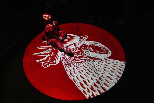 Una niña juega bajo una luz que proyecta un gallo en el suelo durante actividades nocturnas en el barrio de Chacao de Caracas, Venezuela. - Sputnik Mundo