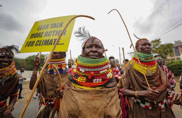 Manifestantes marchan para exigir medidas contra el cambio climático, en Kenia durante la Cumbre Africana sobre el Clima. - Sputnik Mundo