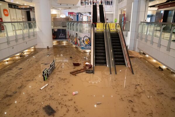 El agua de las inundaciones cubre el suelo de un centro comercial en Hong Kong, China. - Sputnik Mundo