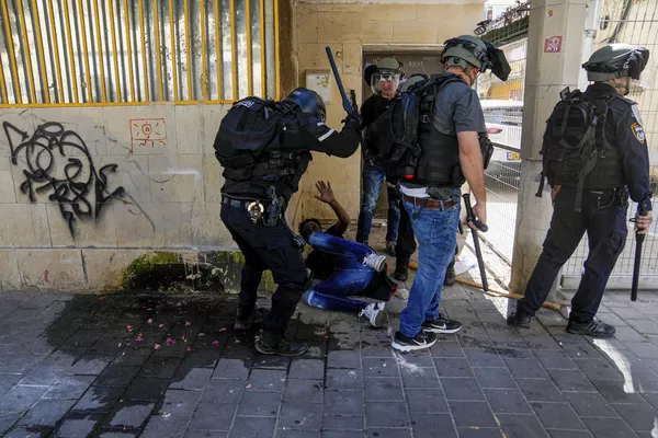 Manifestantes eritreos se enfrentan a los agentes de la Policía antidisturbios israelí en Tel Aviv, Israel. Al menos 27 agentes resultaron heridos en los enfrentamientos, y al menos tres manifestantes resultaron heridos de bala, informó la Policía israelí. - Sputnik Mundo