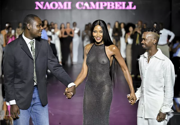 Los diseñadores Victor Anate (izda.) y Edwin Thompson (dcha.) caminan por la pasarela con Naomi Campbell en el desfile PrettyLittleThing x Naomi Campbell Primavera/Verano 2024 como parte de la Semana de la Moda de Nueva York. - Sputnik Mundo