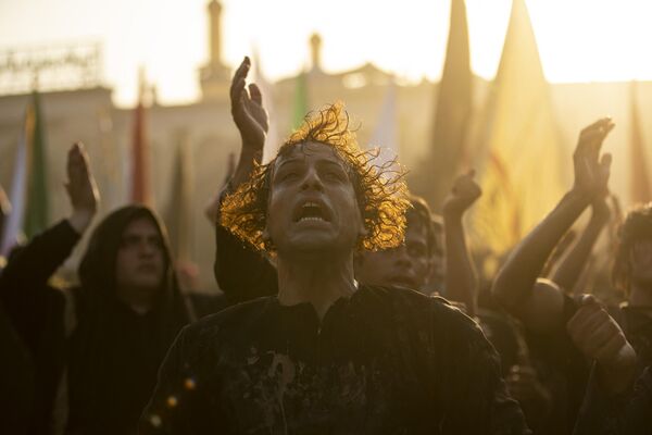 Peregrinos musulmanes se reúnen en la ciudad santuario iraquí de Kerbala, en vísperas del festival religioso Arbain que conmemora el asesinato en el siglo VII del nieto del profeta Mahoma, el imán Husaín. - Sputnik Mundo