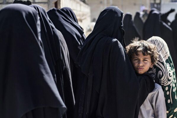 Detenidos liberados se preparan para abandonar el campo kurdo de al-Hol, que alberga a familiares de presuntos combatientes del grupo Estado Islámico (EI) en la provincia nororiental siria de Hasakeh, y regresar a sus hogares en la ciudad de Siria de Raqa. - Sputnik Mundo