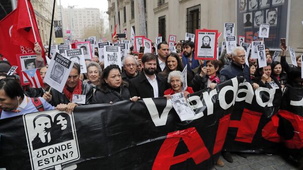 El presidente chileno, Gabriel Boric, marcha para conmemorar el 50 aniversario del golpe militar encabezado por el general Augusto Pinochet   - Sputnik Mundo