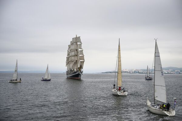 Desfile de velas en la bahía del Amur con motivo del VIII Foro Económico Oriental de Vladivostok. - Sputnik Mundo