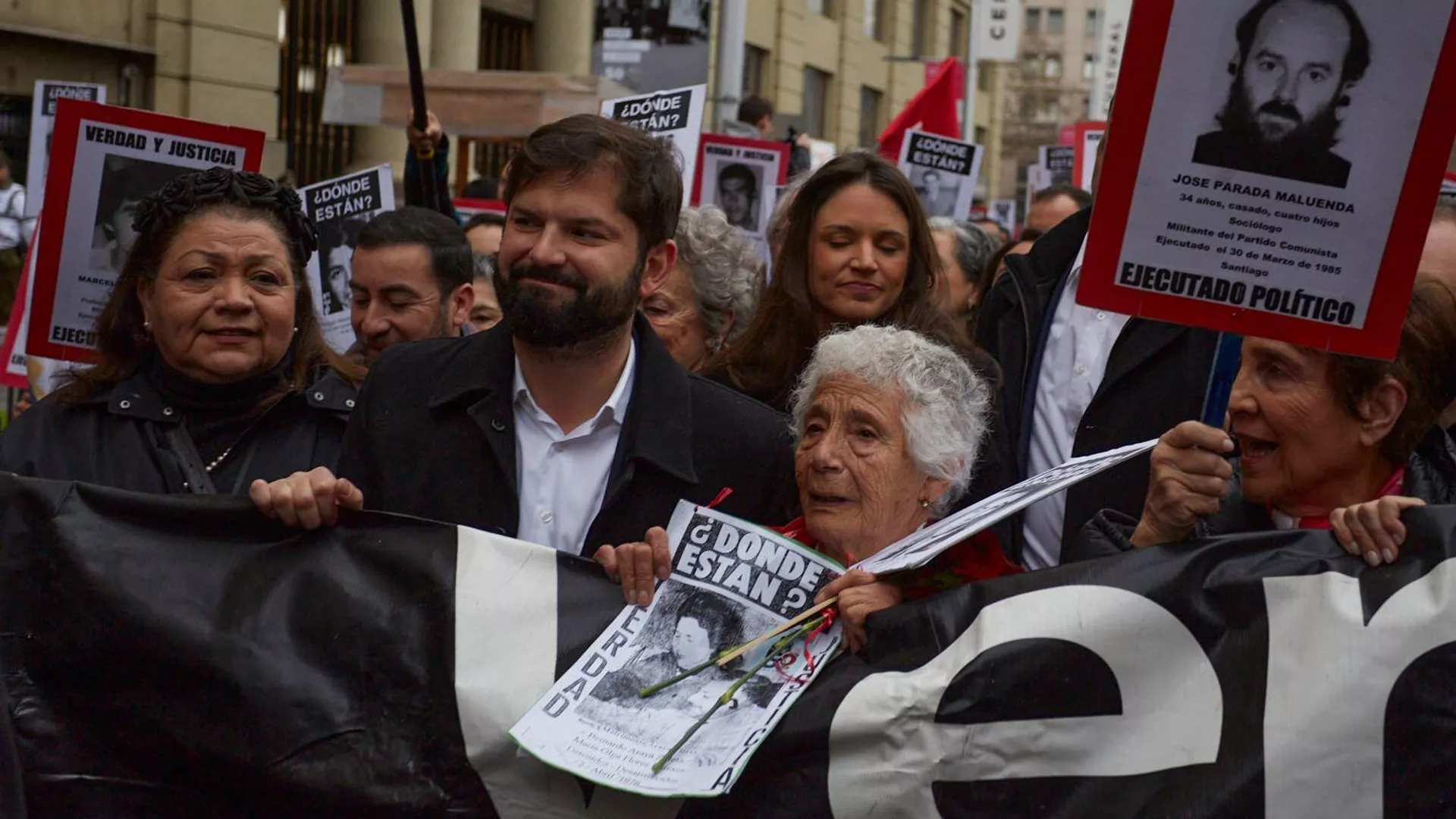El presidente chileno Gabriel Boric durante la marcha en homenaje a las víctimas de la dictadura de Augusto Pinochet El presidente chileno Gabriel Boric durante la marcha en homenaje a las víctimas de la dictadura de Augusto Pinochet