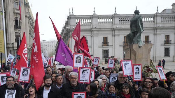 Gabriel Boric, presidente chileno participa en la marcha dedicada a la conmemoración del 50 aniversario del golpe de Estado en Chile - Sputnik Mundo