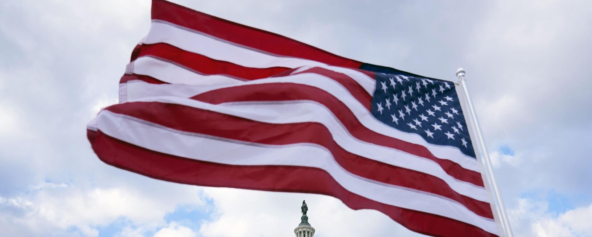 Bandera de EEUU ondea en el Capitolio de Washington, el 6 de febrero de 2023.  - Sputnik Mundo, 1920, 21.05.2024