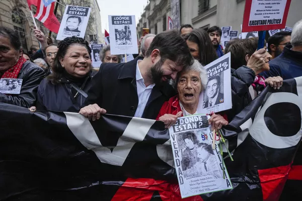 El presidente de Chile, Gabriel Boric, participa en una manifestación junto a los parientes de detenidos y desaparecidos durante la dictadura del general Augusto Pinochet. El presidente de Chile, Gabriel Boric, participa en una manifestación junto a los parientes de detenidos y desaparecidos durante la dictadura del general Augusto Pinochet. - Sputnik Mundo