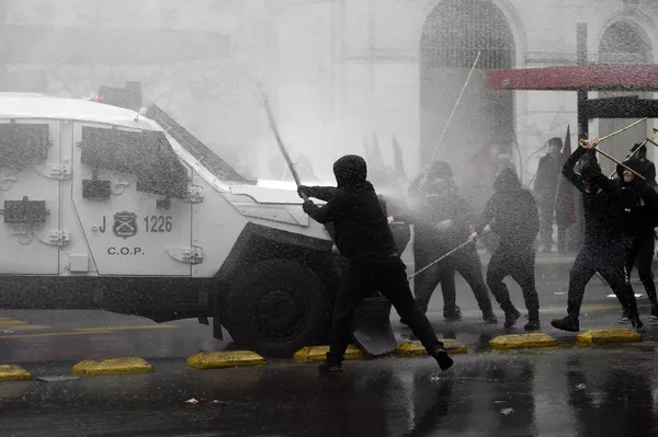 Chilenos que marchaban para conmemorar a las víctimas de la dictadura de Augusto Pinochet, 50 años después del golpe de estado que lo llevó al poder, se enfrentaron a la Policía. Chilenos que marchaban para conmemorar a las víctimas de la dictadura de Augusto Pinochet, 50 años después del golpe de estado que lo llevó al poder, se enfrentaron a la Policía. - Sputnik Mundo