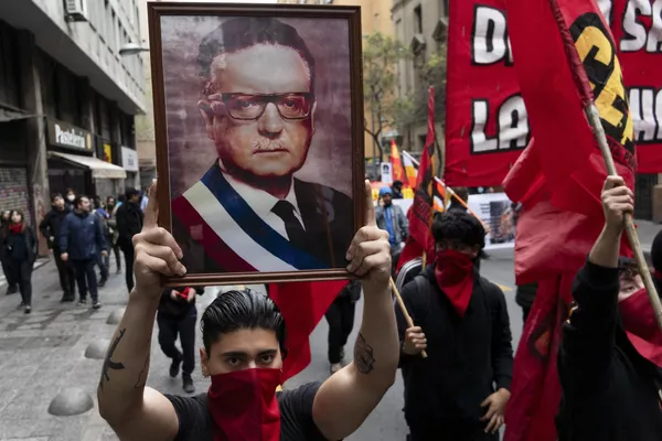 Un hombre con una foto del difunto presidente de Chile Salvador Allende, participa en una manifestación para conmemorar el 50 aniversario del golpe militar encabezado por el general Augusto Pinochet en Santiago de Chile, el 10 de septiembre de 2023. Allende fue asesinado durante el golpe de Estado. Un hombre con una foto del difunto presidente de Chile Salvador Allende, participa en una manifestación para conmemorar el 50 aniversario del golpe militar encabezado por el general Augusto Pinochet en Santiago de Chile, el 10 de septiembre de 2023. Allende fue asesinado durante el golpe de Estado. - Sputnik Mundo