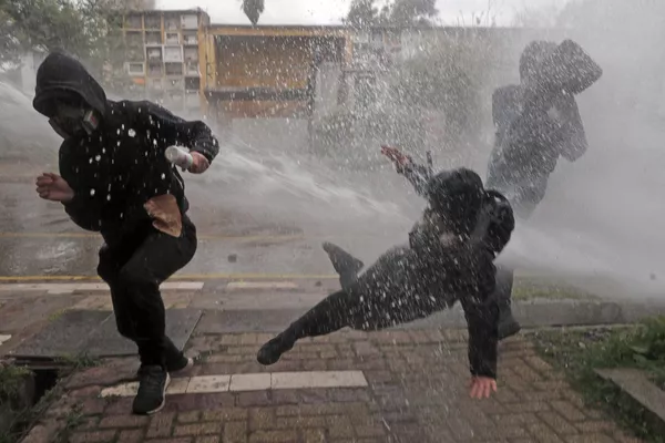 Un cañón de agua de la Policía se dirigió contra los manifestantes durante los enfrentamientos en una marcha para conmemorar el 50 aniversario del golpe militar. Un cañón de agua de la Policía se dirigió contra los manifestantes durante los enfrentamientos en una marcha para conmemorar el 50 aniversario del golpe militar. - Sputnik Mundo