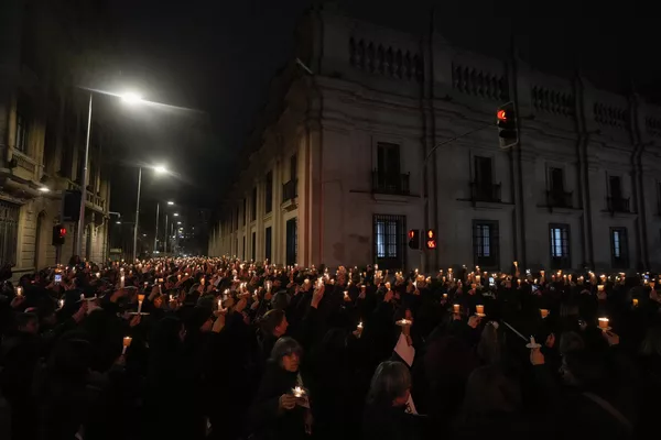 Activistas por los derechos de las mujeres sostienen velas durante una vigilia por las víctimas de la dictadura del general Augusto Pinochet mientras caminan alrededor del palacio presidencial de La Moneda, en Santiago de Chile. Activistas por los derechos de las mujeres sostienen velas durante una vigilia por las víctimas de la dictadura del general Augusto Pinochet mientras caminan alrededor del palacio presidencial de La Moneda, en Santiago de Chile. - Sputnik Mundo