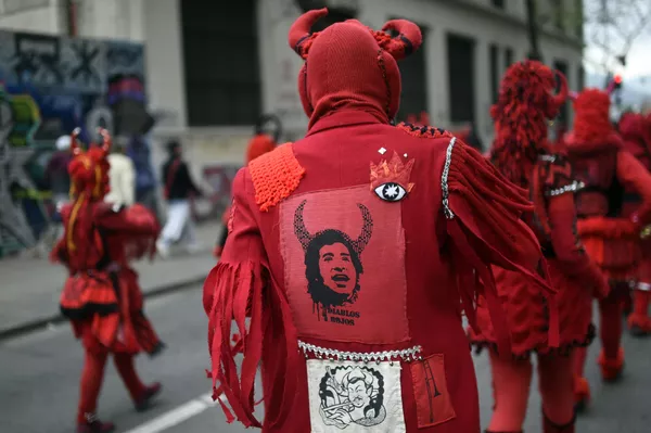 Manifestantes disfrazados marchan para conmemorar el 50 aniversario del golpe militar liderado por el general Augusto Pinochet contra el presidente socialista Salvador Allende. Manifestantes disfrazados marchan para conmemorar el 50 aniversario del golpe militar liderado por el general Augusto Pinochet contra el presidente socialista Salvador Allende. - Sputnik Mundo