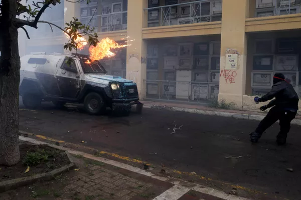 Manifestantes y la Policía se enfrentan durante la marcha conmemorativa al 50 aniversario del golpe militar de 1973. Manifestantes y la Policía se enfrentan durante la marcha conmemorativa al 50 aniversario del golpe militar de 1973. - Sputnik Mundo