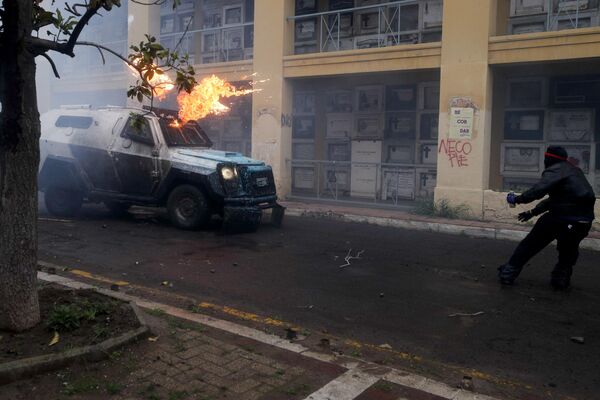 Manifestantes y la Policía se enfrentan durante la marcha conmemorativa al 50 aniversario del golpe militar de 1973. - Sputnik Mundo