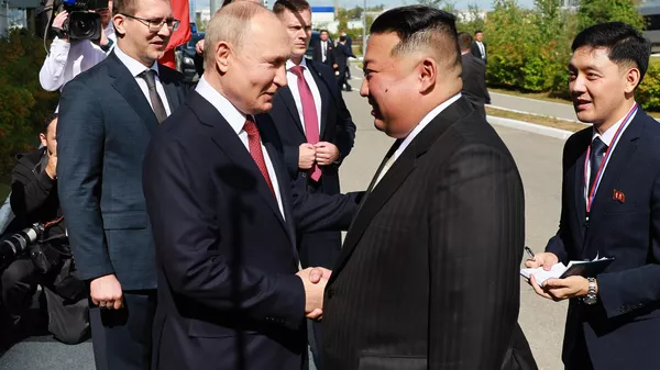 Vladímir Putin se reúne con Kim Jong-un en el cosmódromo de Vostochni, región rusa de Amur - Sputnik Mundo