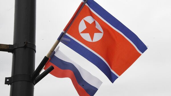 Las banderas de Rusia y Corea del Norte - Sputnik Mundo