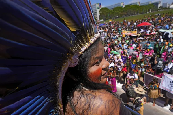 La ministra brasileña de Pueblos Indígenas, Sonia Guajajara, habla a las participantes de todo Brasil reunidas para la marcha en Brasilia, el 13 de septiembre de 2023. La ministra brasileña de Pueblos Indígenas, Sonia Guajajara, habla a las participantes de todo Brasil reunidas para la marcha en Brasilia, el 13 de septiembre de 2023. - Sputnik Mundo