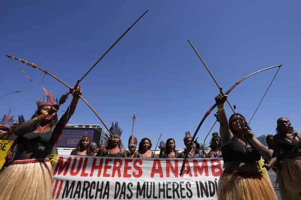 Mujeres de la tribu anambe se unen a otras indígenas de todo Brasil para marchar por el fortalecimiento de su rol político en el país.En la foto: las manifestantes sostienen una pancarta con el lema escrito en portugués 'Mujeres anambe, marcha de las mujeres indígenas'. Mujeres de la tribu anambe se unen a otras indígenas de todo Brasil para marchar por el fortalecimiento de su rol político en el país.En la foto: las manifestantes sostienen una pancarta con el lema escrito en portugués 'Mujeres anambe, marcha de las mujeres indígenas'. - Sputnik Mundo