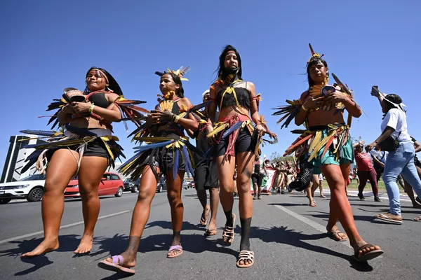 Más de 6.000 participantes desfilaron bajo el lema 'Mujeres biomas en defensa de la biodiversidad por las raíces ancestrales'.En la imagen: marchantes indígenas de diferentes tribus. Más de 6.000 participantes desfilaron bajo el lema 'Mujeres biomas en defensa de la biodiversidad por las raíces ancestrales'.En la imagen: marchantes indígenas de diferentes tribus. - Sputnik Mundo