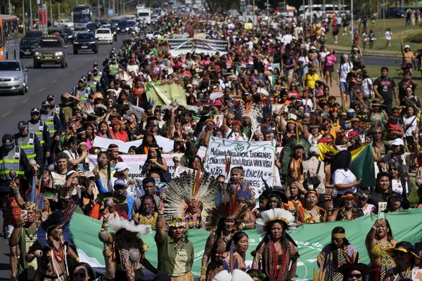 Mujeres indígenas de todo Brasil marchan en la capital del país. Mujeres indígenas de todo Brasil marchan en la capital del país. - Sputnik Mundo