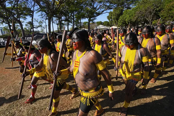 Las indígenas de la tribu kayapo también se unen a otras participantes del evento. Las indígenas de la tribu kayapo también se unen a otras participantes del evento. - Sputnik Mundo