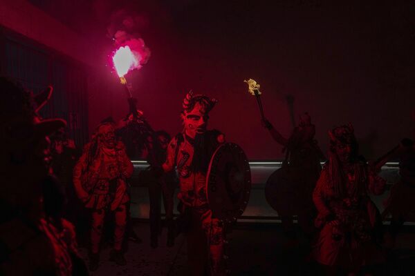 Músicos y bailarines conocidos como Los Diablos Rojos de Víctor Jara bailan en el Estadio Nacional, que sirvió como centro de detención en los primeros años de la dictadura militar. El acto se llevó a cabo durante una vigilia para conmemorar el 50 aniversario del golpe militar en Chile. - Sputnik Mundo