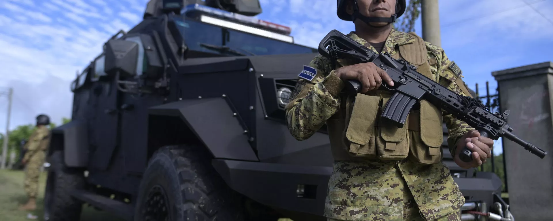 Soldado monta guardia en una calle de Cabaсas, El Salvador, el 2 de agosto de 2023  - Sputnik Mundo, 1920, 16.09.2023