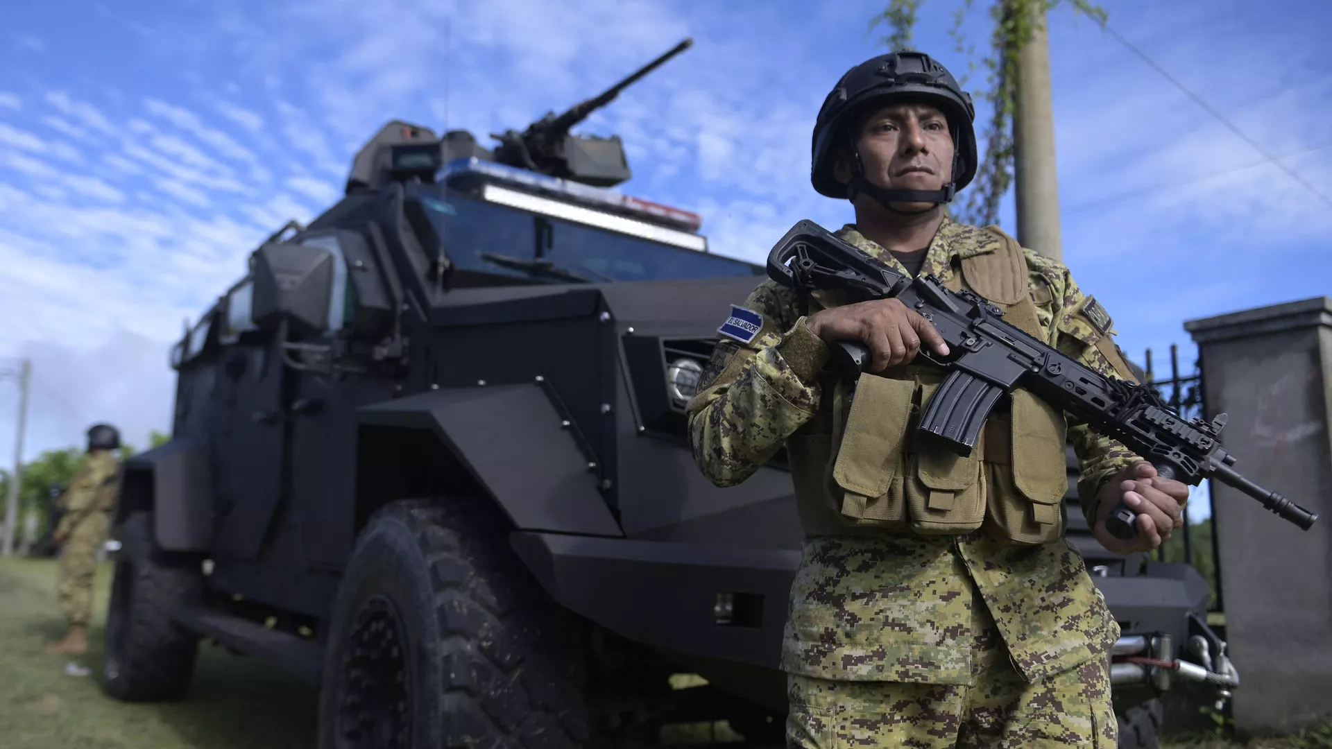 Soldado monta guardia en una calle de Cabaсas, El Salvador, el 2 de agosto de 2023 Soldado monta guardia en una calle de Cabaсas, El Salvador, el 2 de agosto de 2023 - Sputnik Mundo, 1920, 16.09.2023