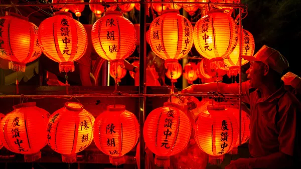 Un trabajador ajusta las linternas como ofrenda a los muertos durante una ceremonia con motivo del Festival Anual de los Fantasmas, China - Sputnik Mundo