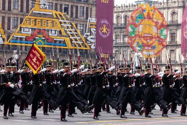 México celebró el 213 aniversario de su Independencia con el tradicional desfile militar en el Centro de la capital.  - Sputnik Mundo