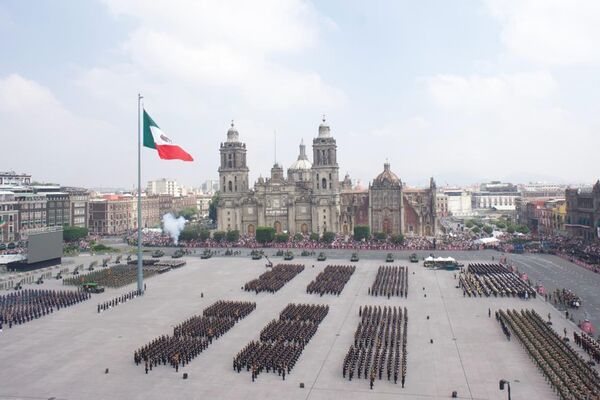 México celebró el 213 aniversario de su Independencia con el tradicional desfile militar en el Centro de la capital.  - Sputnik Mundo