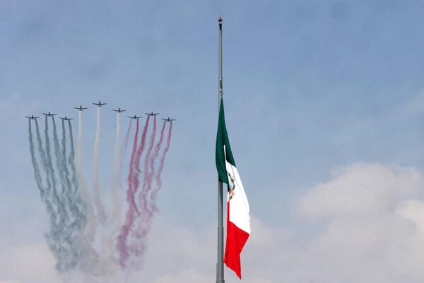 México celebró el 213 aniversario de su Independencia con el tradicional desfile militar en el Centro de la capital.  - Sputnik Mundo