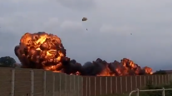 Un avión del escuadrón de vuelo acrobático de los Frecce Tricolori cayó cerca de la ciudad de Turín, Italia - Sputnik Mundo