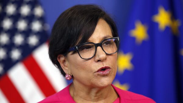 Penny Pritzker, la exsecretaria de Comercio de EEUU,  habla durante una rueda de prensa en el edificio Berlaymont de la Comisión en Bruselas  - Sputnik Mundo