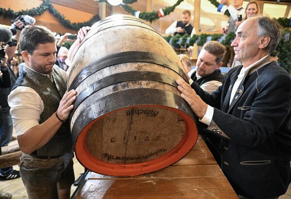 El Oktoberfest tiene una duración de 16 a 17 días, empezando en la mitad de septiembre —siempre un día sábado— y terminando el primer domingo de octubre.En la foto: trabajadores del festival preparan un barril de cerveza. - Sputnik Mundo