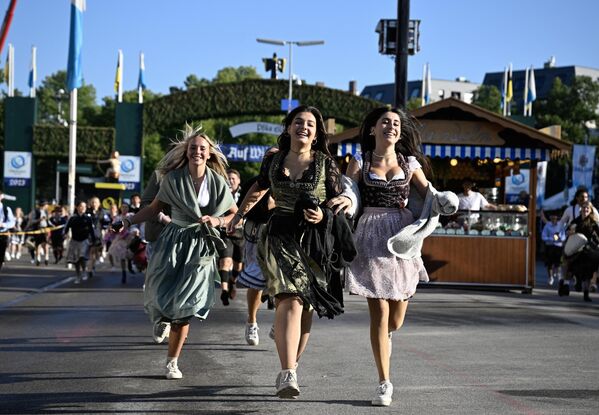 Si el feriado Día de la Unidad Alemana, el  3 de octubre, cae en un lunes, el Oktoberfest se prolonga un día y dura 17 días en total.En la foto: jóvenes vestidas con trajes tradicionales bávaros corren durante la inauguración de la fiesta. - Sputnik Mundo