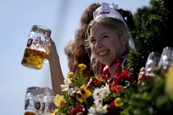 Por ejemplo, el Oktoberfest se celebra cada año en Argentina, Brasil, Chile, Colombia, El Salvador, España, Guatemala, México, Nicaragua, Perú y Venezuela. En la foto: una joven con una jarra de cerveza posa para una foto. - Sputnik Mundo