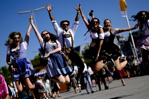 El principal competidor del Oktoberfest es el Cannstatter Volksfest (Fiesta Popular de Cannstatter) de Stuttgart, que se celebra por las mismas fechas y atrae a unos 4,5 millones de personas. Este evento es considerado como el segundo mayor del mundo en su género.En la foto: visitantes del festival posan para una foto. - Sputnik Mundo