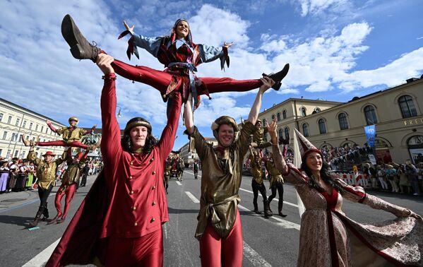 Hay muchas atracciones disponibles en el festival, desde los tradicionales carruseles hasta las ultramodernas montañas rusas. Un evento inesperado y bastante popular es el circo de pulgas.En la foto: varias personas participan en el tradicional desfile de disfraces. - Sputnik Mundo