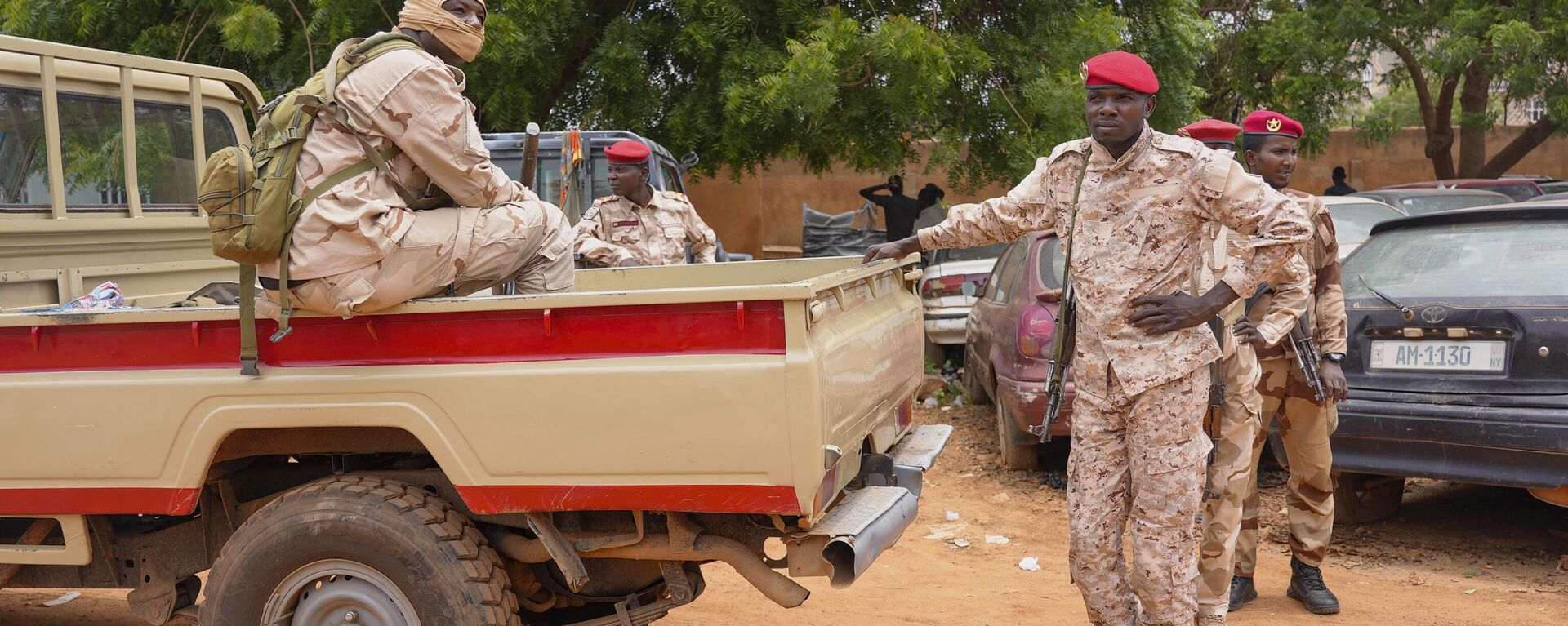 Guardias nacionales nigerinos ante las oficinas de aduanas de Niamey, Níger - Sputnik Mundo, 1920, 28.01.2024