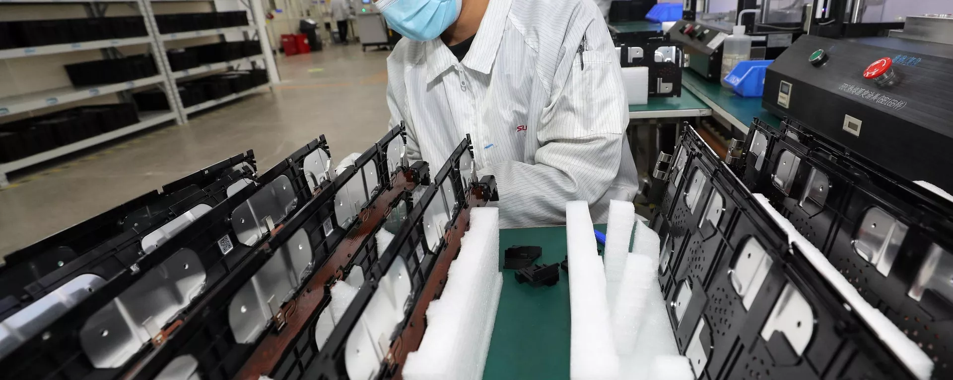 Un trabajador en una fábrica de Xinwangda Electric Vehicle Battery Co. Ltd, que fabrica baterías de litio para coches eléctricos y otros usos, en la provincia oriental china de Jiangsu Un trabajador en una fábrica de Xinwangda Electric Vehicle Battery Co. Ltd, que fabrica baterías de litio para coches eléctricos y otros usos, en la provincia oriental china de Jiangsu - Sputnik Mundo, 1920, 18.09.2023