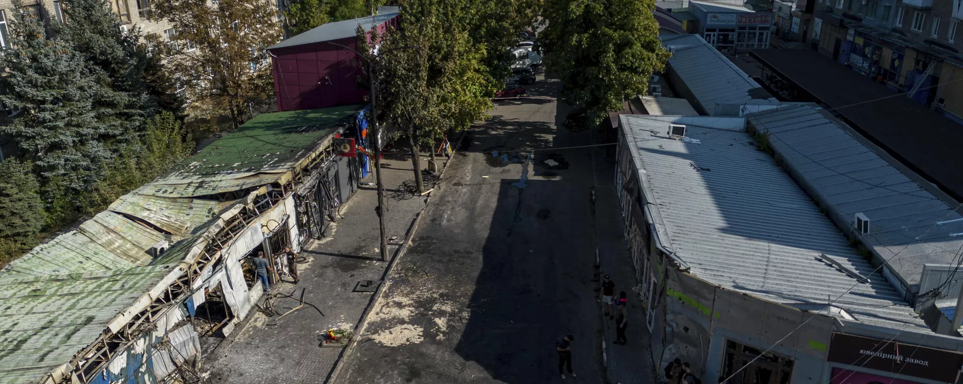 Un hombre camina por un mercado destruido tras el ataque aéreo en el centro de la ciudad de Konstantinovka, Ucrania. Un hombre camina por un mercado destruido tras el ataque aéreo en el centro de la ciudad de Konstantinovka, Ucrania. - Sputnik Mundo, 1920, 19.09.2023