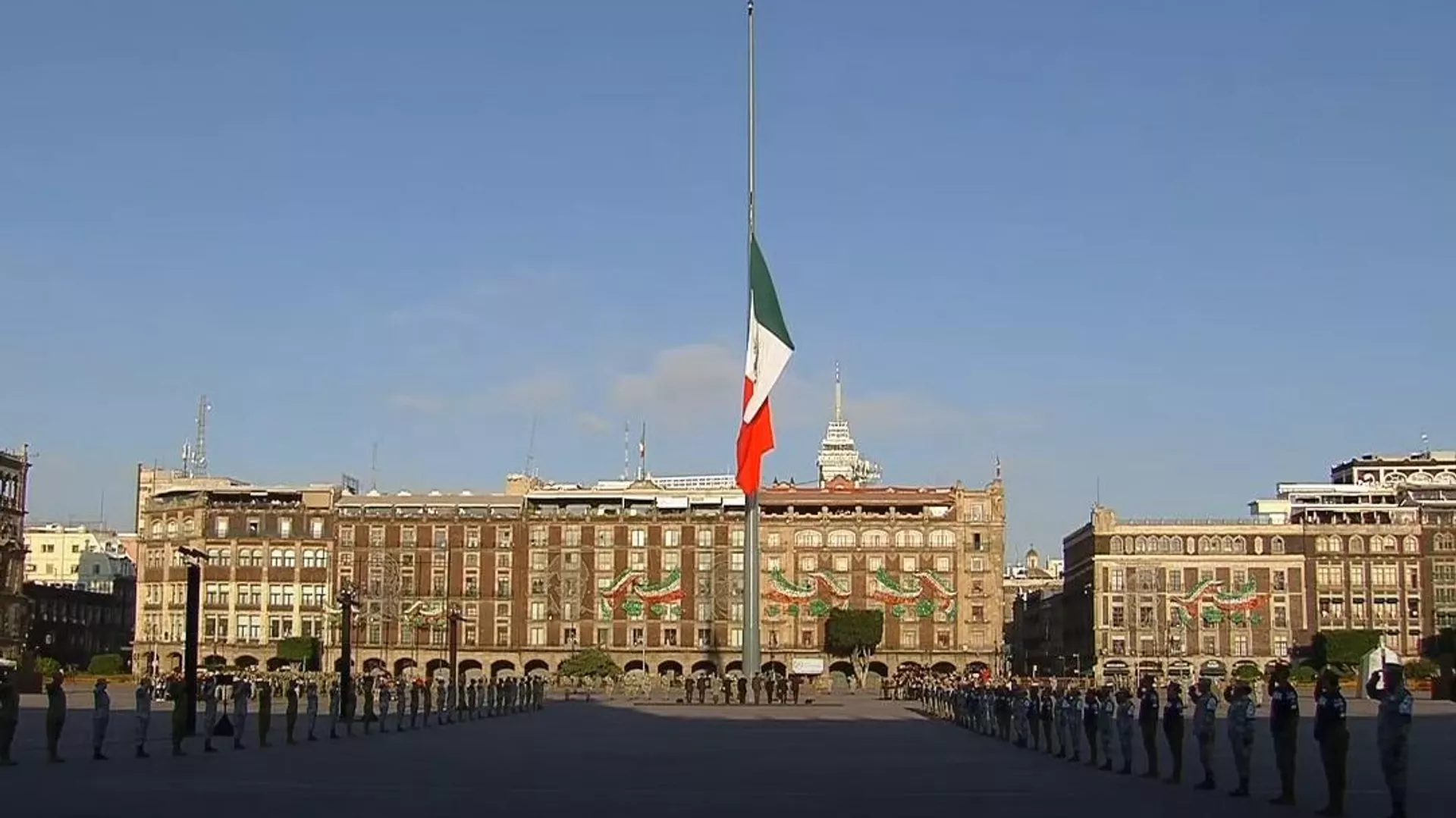 La bandera de México fue izada a media asta en señal de duelo por las víctimas de los terremotos de 1985 y 2017. - Sputnik Mundo, 1920, 29.09.2024