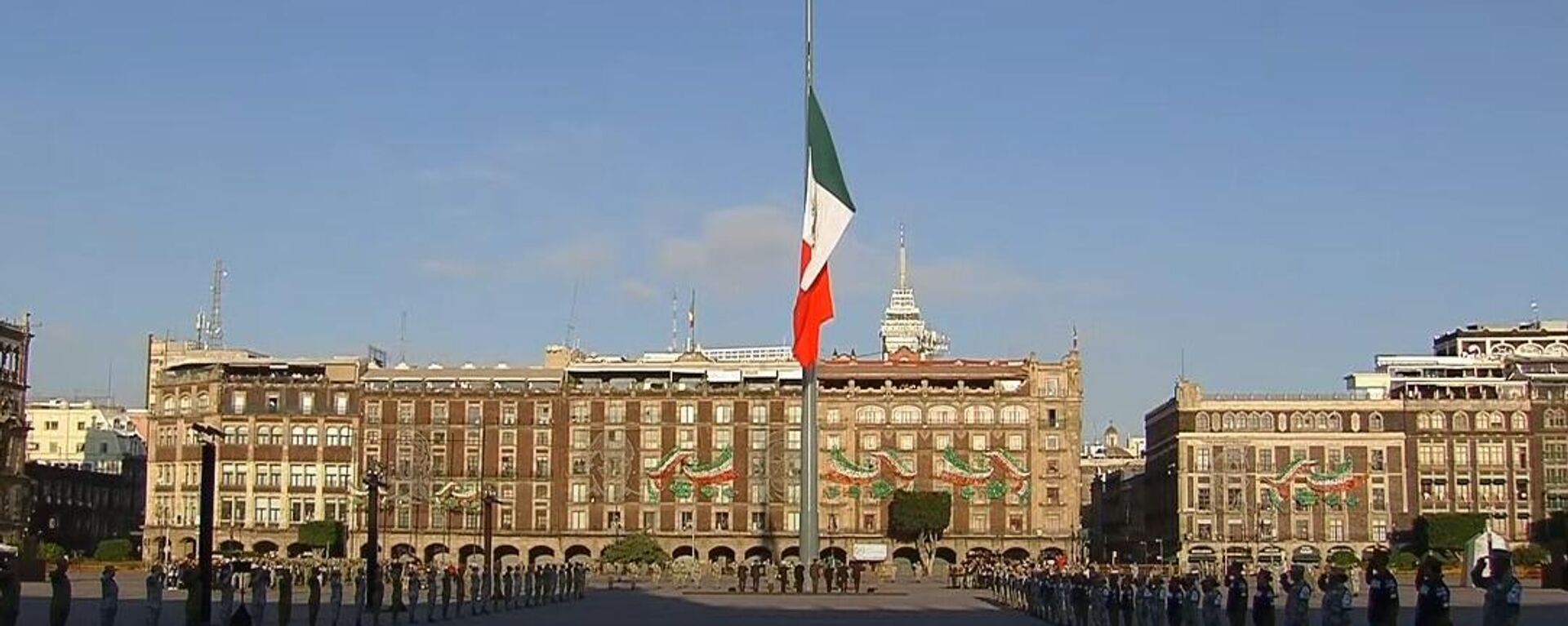 La bandera de México fue izada a media asta en señal de duelo por las víctimas de los terremotos de 1985 y 2017. - Sputnik Mundo, 1920, 29.09.2024