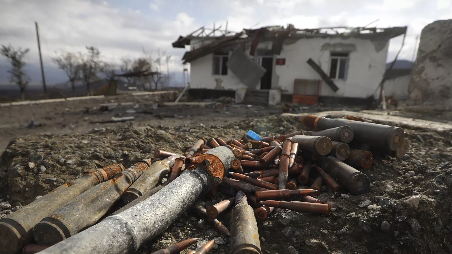 Munición sin detonar esparcida en un almacén de municiones dañado en las afueras de Stepanakert, capital de la región de Nagorno-Karabaj